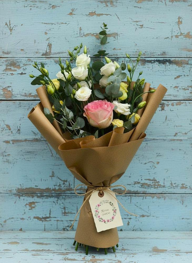 Букет нежный привет в Верхопенье Букет цветов из: Розы и Лизиантусы в Верхопенье