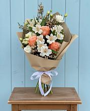 Букет яркий комплимент в Верхопенье Букет цветов из:  Альстромерии, Лизиантусы, Розы и Хризантемы в Верхопенье