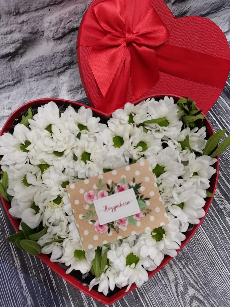Композиция сплетение судьбы в Верхопенье Цветочная композиция из Хризантемы в виде сердца в Верхопенье